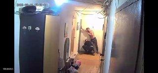 Дверь любителя громкой музыки по ночам подорвали страйкбольной гранатой в...