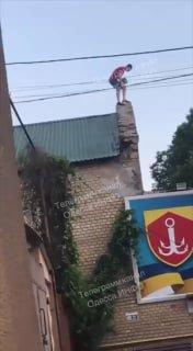 В Одессе мужчина сбросился с крыши, удирая от ТЦК