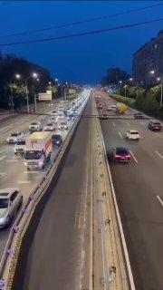 Видео дня: если движение в Китае становится слишком плотным, то трассу сразу...