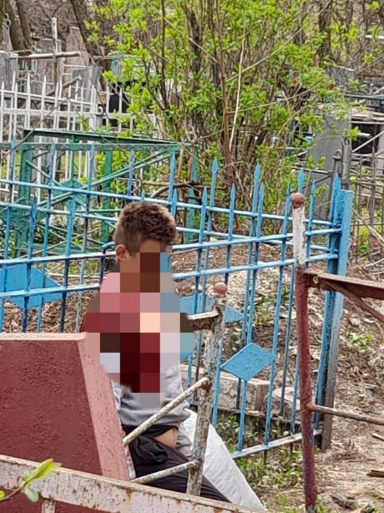 18+ В Шахтах мужик погиб на могилках родственников.