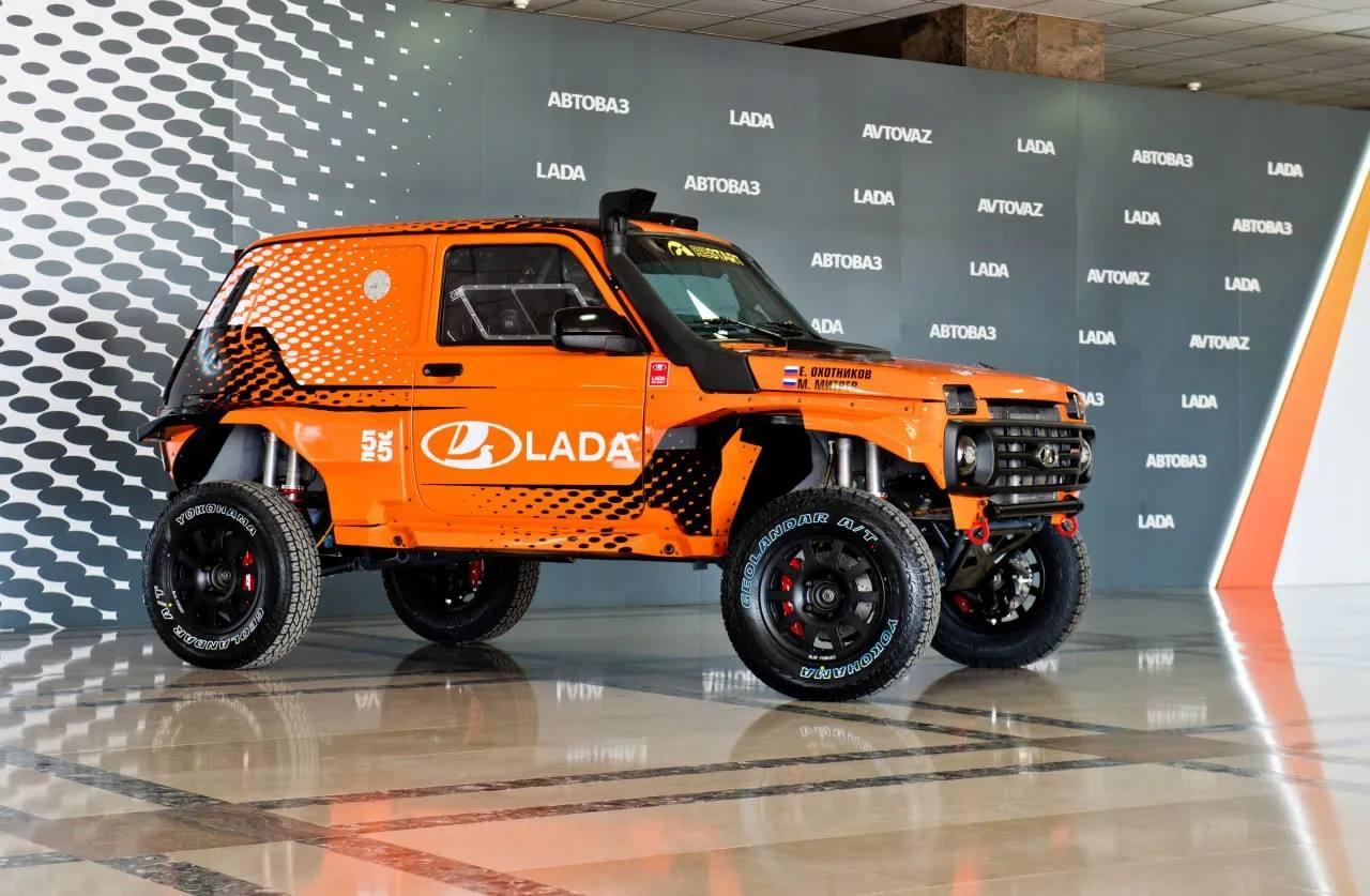 АвтоВАЗ представил уникальную Lada Niva Sport Turbo — раллийный внедорожник, созданный для марафона «Шёлковый путь 2025».