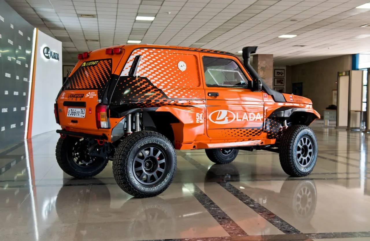 АвтоВАЗ представил уникальную Lada Niva Sport Turbo — раллийный внедорожник, созданный для марафона «Шёлковый путь 2025».