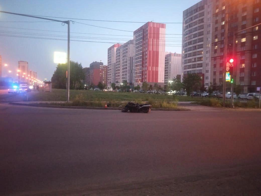 Байкер попал в больницу после опрокидывания мотоцикла в Новосибирске