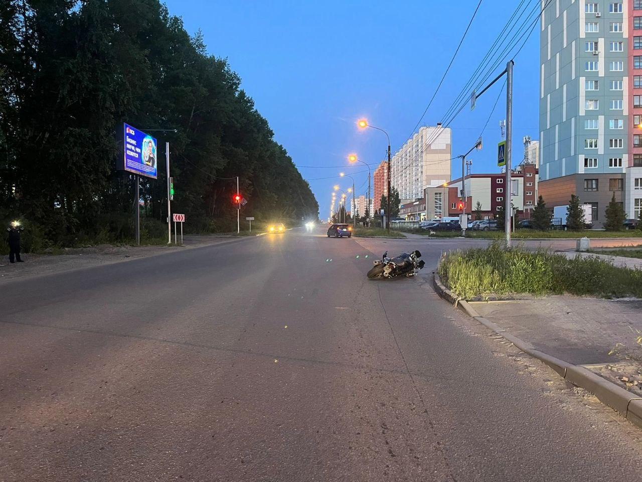 Байкер попал в больницу после опрокидывания мотоцикла в Новосибирске