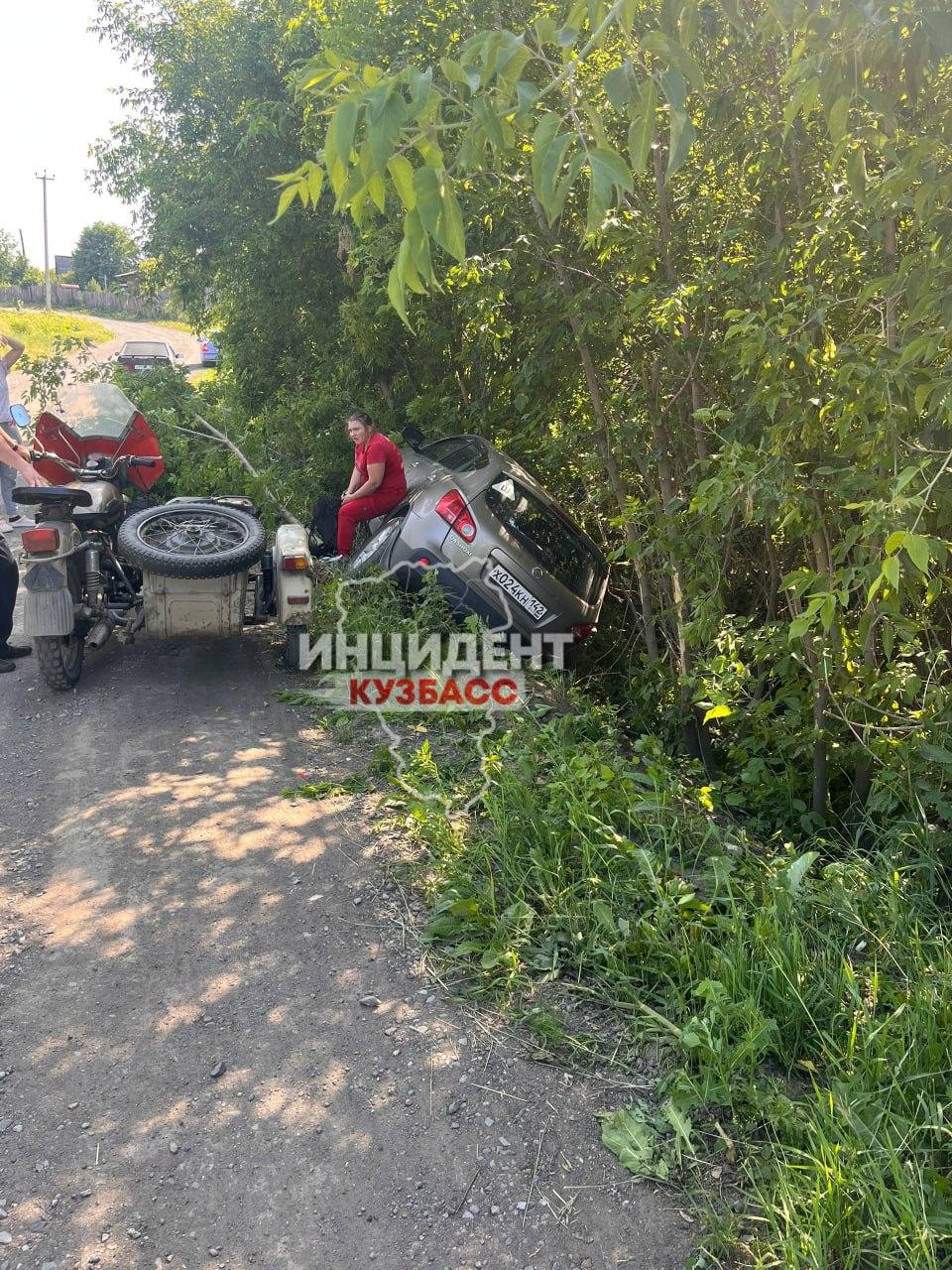Сильно пьяная женщина села за руль и чуть не улетела с дамбы — спасли деревья, сообщает очевидец.