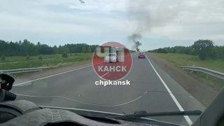 Трасса Канск-Красноярск, горит авто перед Кускуном 🇷🇺 Подпишись - ЧП Канск 💬...