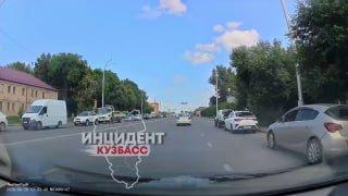 В Кемерове большегруз выехал на встречку, избегая ДТП