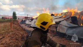 Склад со строительными материалами тушат в Подмосковье