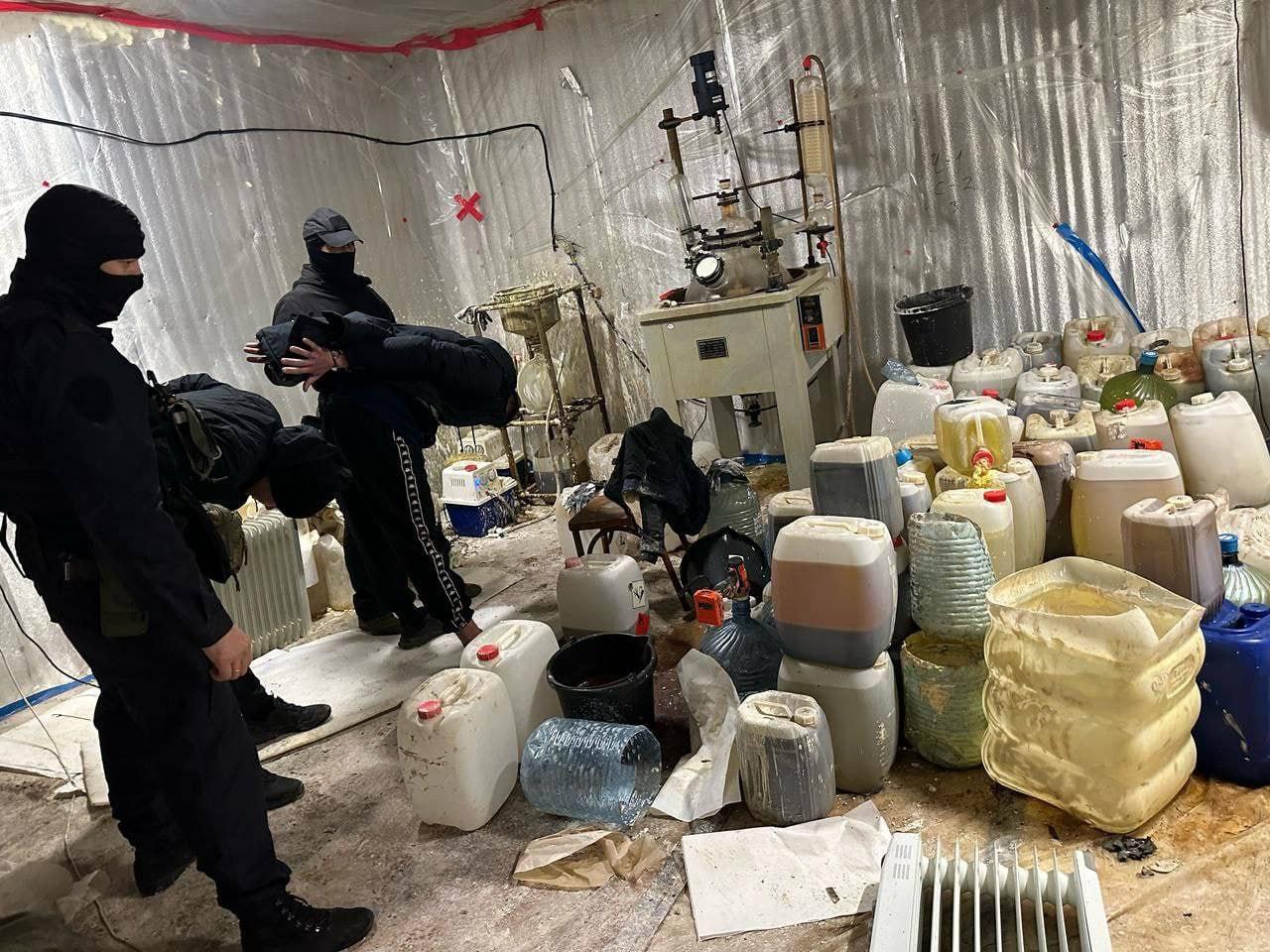 Лабораторию по производству мефедрона накрыли в Мошковском районе