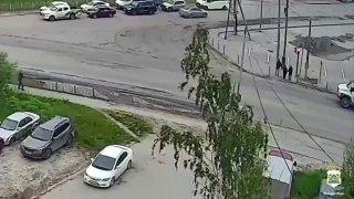 В Нефтеюганске 18-летний водитель сбил 14-летнюю школьницу, которая перебегала на красный.