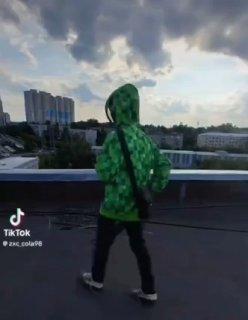 В Екатеринбурге школьник прыгнул с крыши. Благо, он живой.