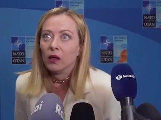 Странная мимика премьер-министра Италии Джорджи Мелони на саммите НАТО вызвала бурные обсуждения в соцсетях.