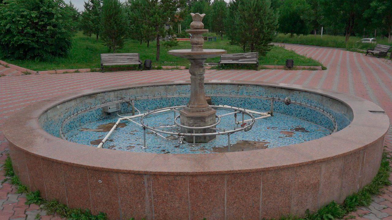 Фонтан в Прокопьевске ожил после детских шалостей с шариками
