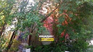 По адресу Рубиновая, 18 горит горит двухэтажный деревянный дом. О...