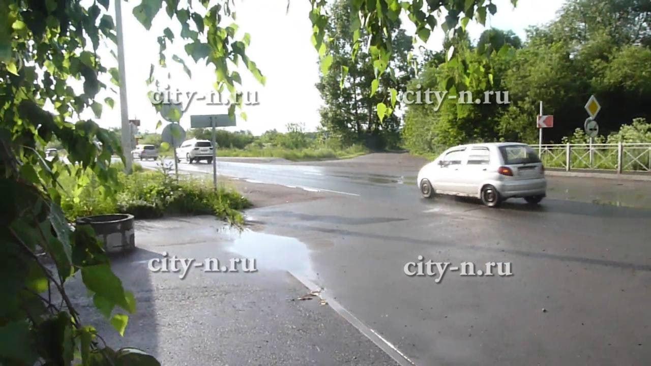 На въезде в Куртуково близ остановки «Черёмушки» водителей подстерегает опасная яма, растянувшаяся на всю полосу, сообщили местные жители.