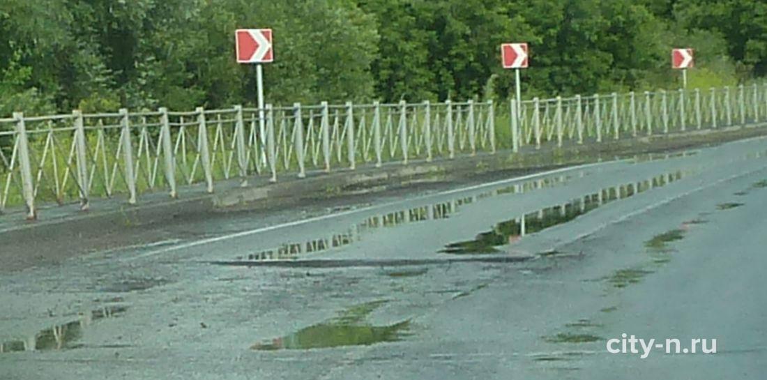 На въезде в Куртуково близ остановки «Черёмушки» водителей подстерегает опасная яма, растянувшаяся на всю полосу, сообщили местные жители.