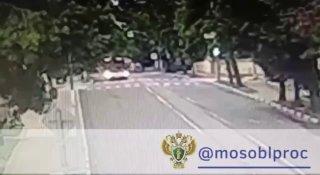 18-летний пассажир питбайка погиб в Ногинске, после того как водитель питбайка врезался в рейсовый автобус без пассажиров.