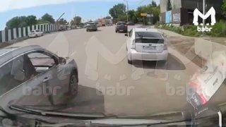 Неаккуратному ездуну преподали урок ПДД красивым матерным в Иркутске. Лихач...
