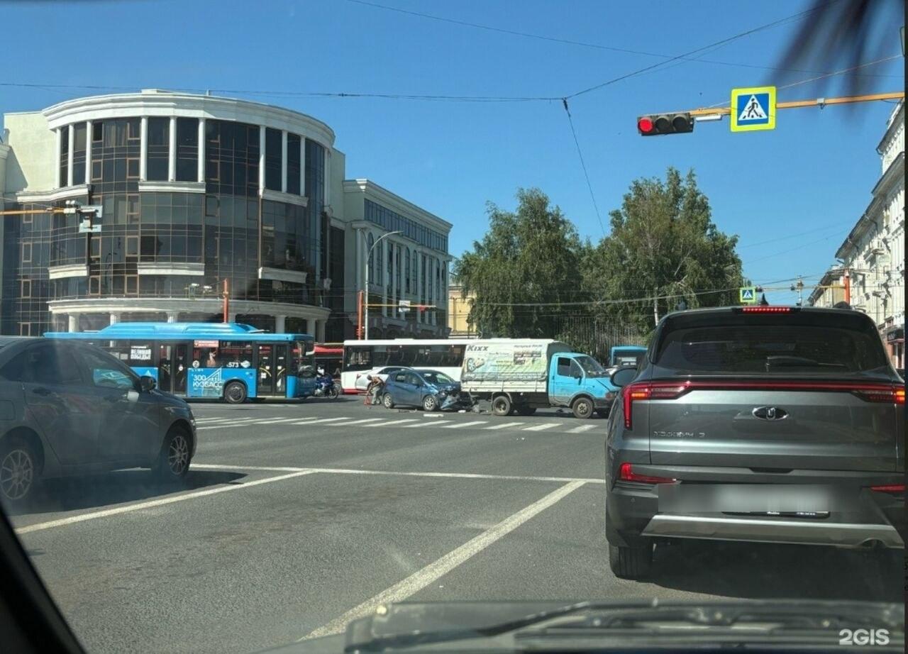 Жесткое ДТП произошло на оживленном перекрестке в центре Кемерова