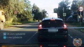 14-летний подросток на питбайке эффектно перелетел через автомобиль,...