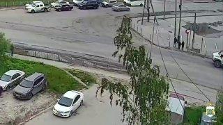 В Нефтеюганске 18-летний водитель сбил 14-летнюю девочку, которая перебегала на красный.