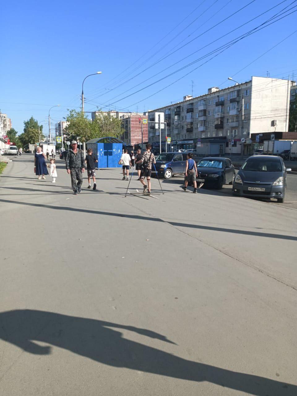 В Новосибирске был замечен лыжник, который немного опоздал с сезоном.. 🌇...