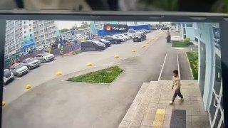 Автомобилист дважды наехал на 6-летнего ребенка, который ехал по двору на самокате.