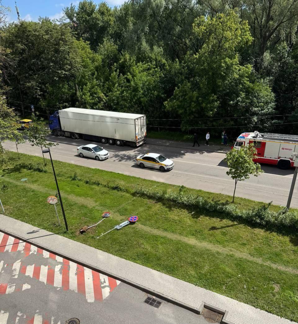 70-летняя старушка неудачно выехала с парковки на западе Москвы: она...