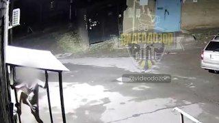 В Оренбурге мужчина устроил «фейерверк», спускаясь по электропроводу с высоты