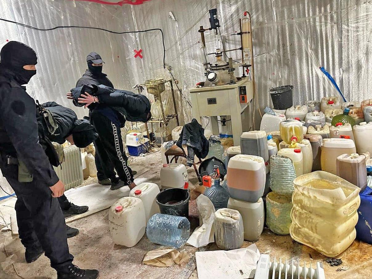 Лабораторию по производству мефедерона ликвидировали силовики в Мошковском...