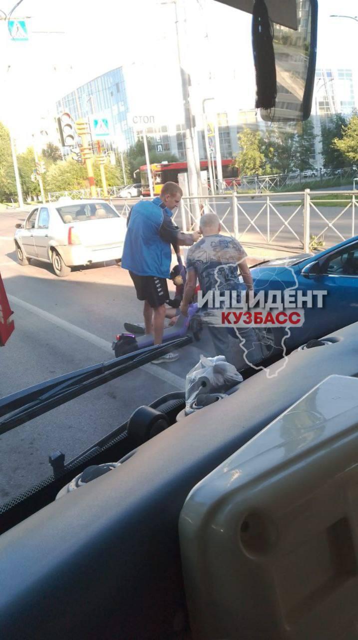 Самокатчик врезался в легковушку на дороге в Кемерово. ДТП произошло на...
