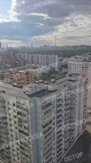 Жители востока Москвы вызвали МЧС, чтобы снять с крыши высотки маленьких детей, которые снимали там видео для Tik-Tok.