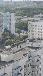 Жители востока Москвы вызвали МЧС, чтобы снять с крыши высотки маленьких детей, которые снимали там видео для Tik-Tok.