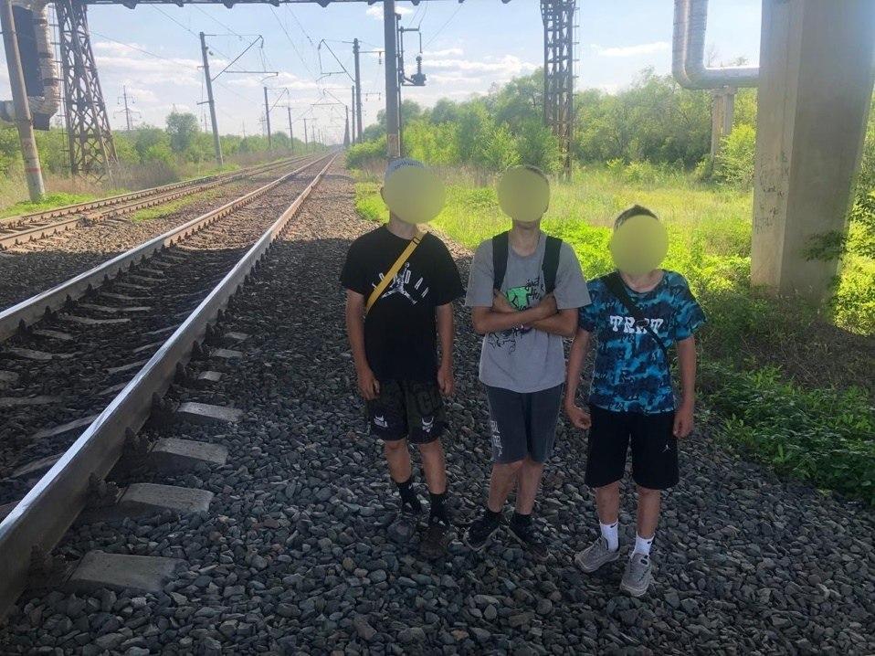 Бросали монеты на рельсы в Оренбурге на железной дороге задержали трех...