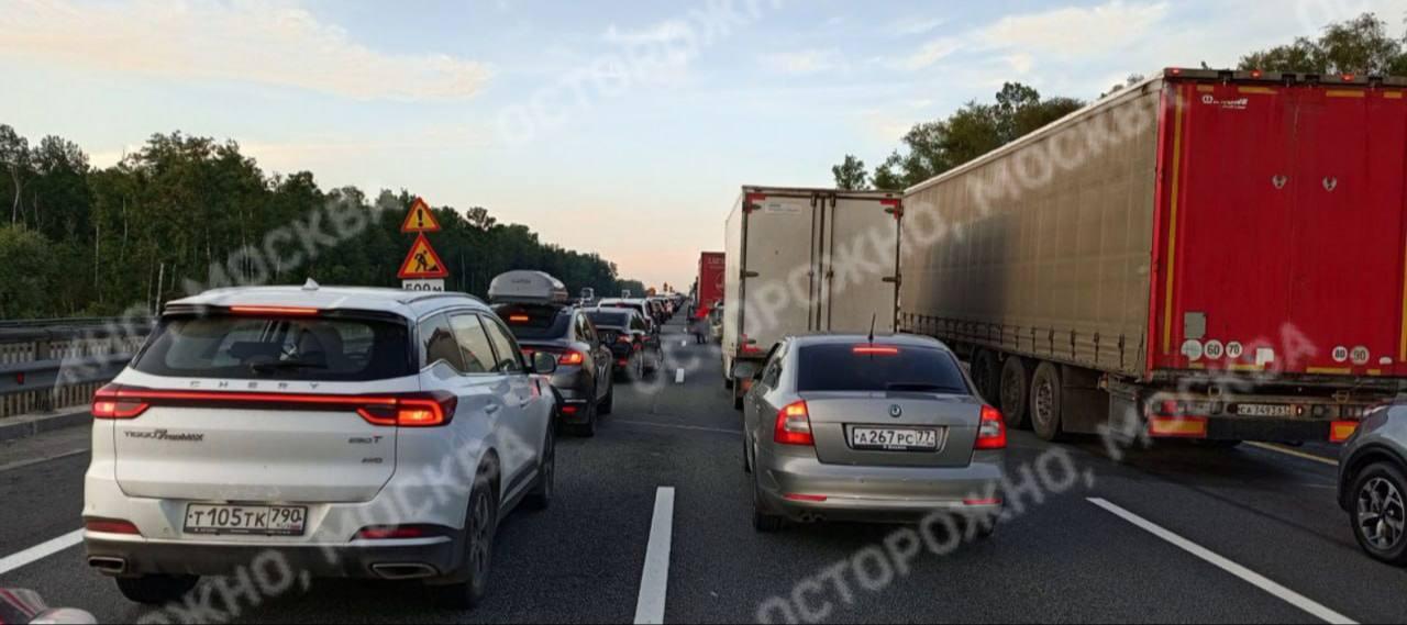 На трассе М-4 в Подмосковье утром образовалась сильная пробка.