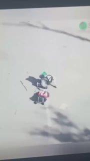 По военным каналам расходится видео, на котором оператор дрона наблюдает...