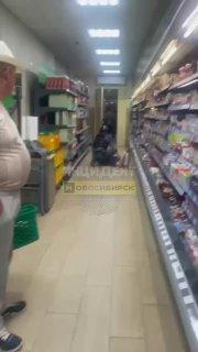 Интересного мужчину заметили на Лазурной. Гражданин под веществами бегал за...