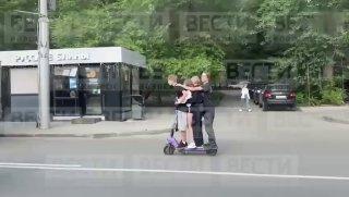 Ребята умудрились прокатиться на самокате вчетвером 🌇 Источник: ЧП Новосибирск