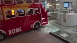 В Красногорске два второклассника угнали автобус и пошли на таран магазина с гаджетами