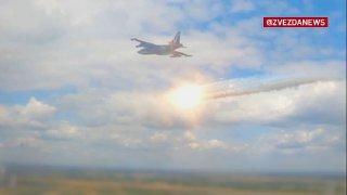 Летят предельно низко — бьют предельно четко: Су-25 уничтожили живую силу ВСУ и их опорник.