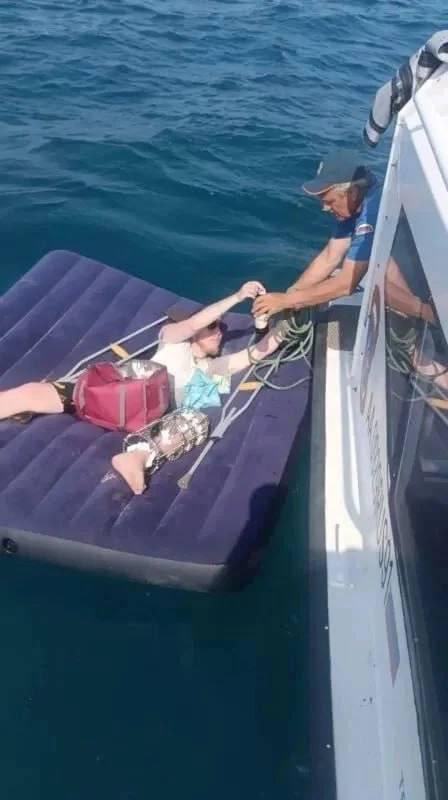 Пьяный турист с пивом и сломанной ногой уплыл на матрасе за 3 км от берега в Крыму