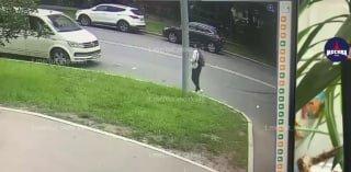 На западе Москвы молодой парень специально и весьма эпично прыгнул под...