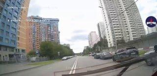 На западе Москвы молодой парень специально и весьма эпично прыгнул под...