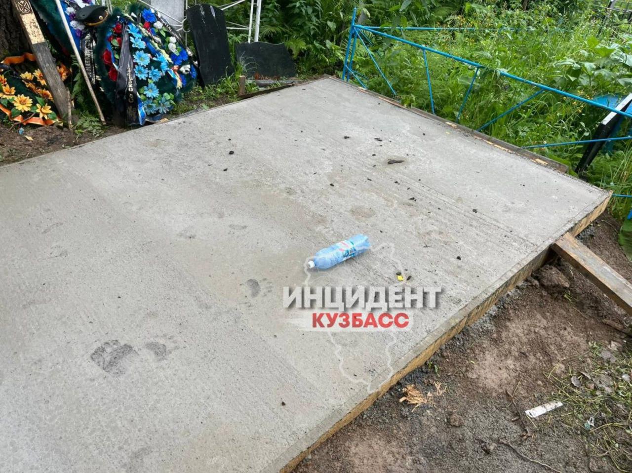 В поселке Каз Таштагольского района на кладбище бродит медведь.