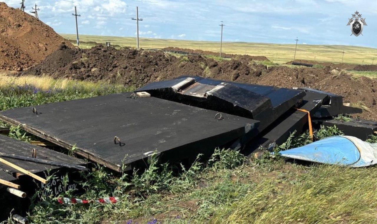 В Оренбуржье бетонные плиты насмерть придавили двух рабочих 20 июня в селе...