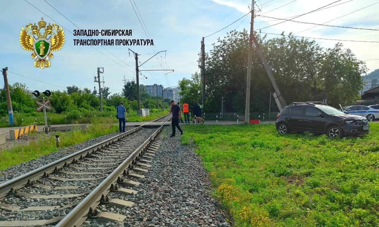 Машина и локомотив столкнулись в Свердловском районе Красноярска. ДТП...