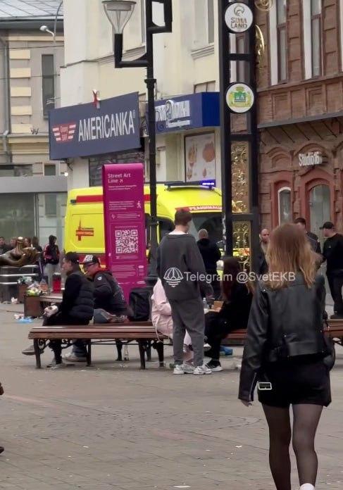 Местные паблики пишут, что в центре Екатеринбурга парня ударили ножом в шею...
