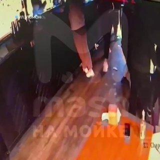 В баре на Ломоносова вспыхнула драка. Бородатые спортсмены напали на персонал после ссоры с навязчивыми посетителями.