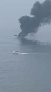 Взорвался прямо на воде — во Владивостоке загорелся катер с пассажирами.
