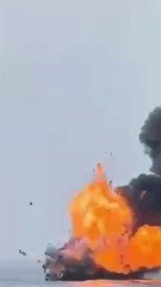 Взорвался прямо на воде — во Владивостоке загорелся катер с пассажирами.